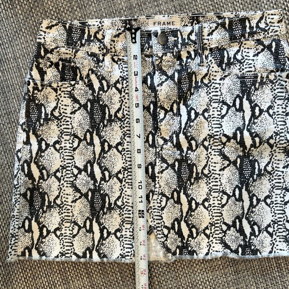 FRAME Le Mini Skirt Cotton Denim Python Snake Animal Print Grey White sz 8/29 - Picture 7 of 9